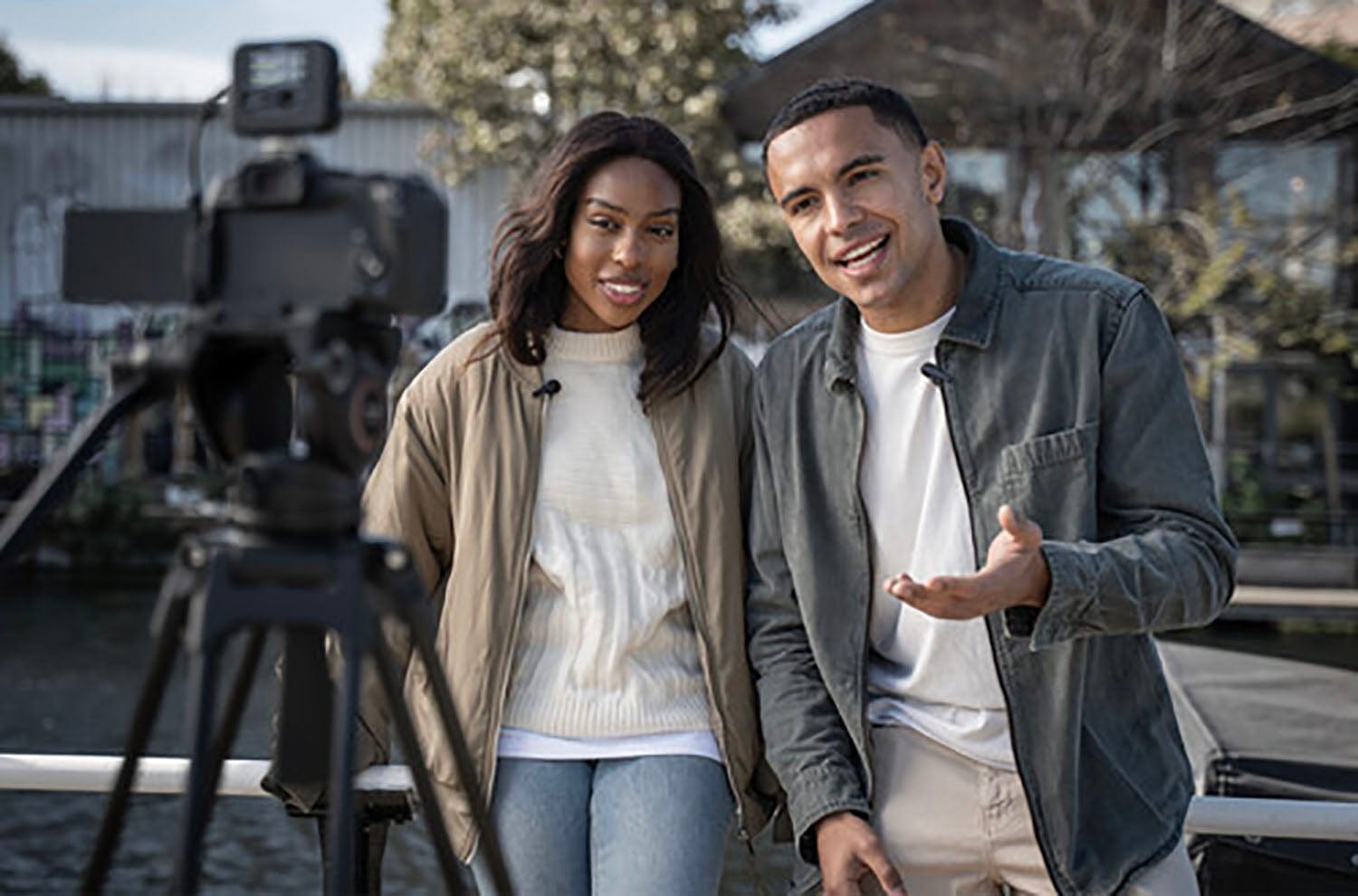 Shure MV-TWO-KIT-Z7 MoveMic Wireless Lavalier Microphone Pair for Phones with Receiver / Charge Case