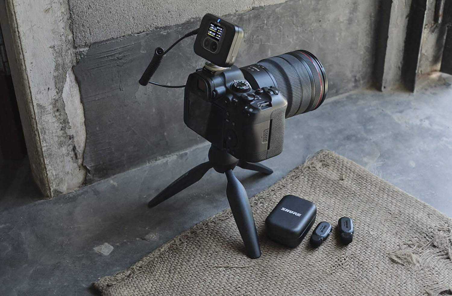 Shure MV-R-Z7 MoveMic Plug-in Wireless Microphone Receiver with Camera Shoe Mount - Capture Clear Audio Everywhere