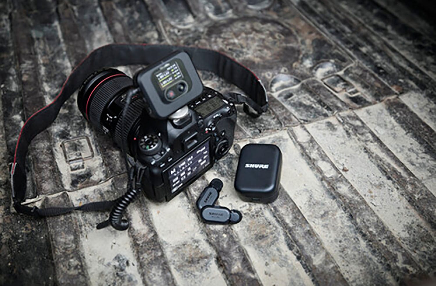 Shure MV-R-Z7 MoveMic Plug-in Wireless Microphone Receiver with Camera Shoe Mount - Capture Clear Audio Everywhere